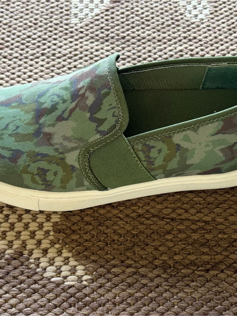 Isaac Mizrahi Daphney Shoes Green Camo Slip-On Sneakers ~ Like New! Women’s Sz 7